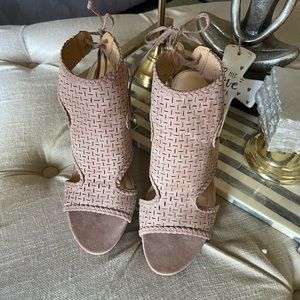 Report lace back wedge